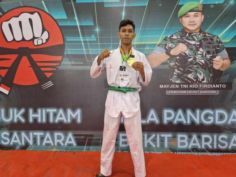 Haikal, mahasiswa STAI UISU Pematangsiantar yang berhasil meraih medali emas pada Kejuaraan taekwondo piala Pangdam