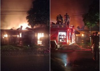 Rumah sedang dilalap si jago merah & Petugas pemadam kebakaran sedang bertugas berupaya memadamkan api. (Foto: MN/ LencanaGaruda.com)