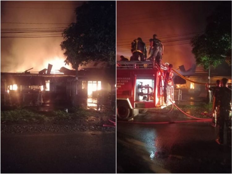 Rumah sedang dilalap si jago merah & Petugas pemadam kebakaran sedang bertugas berupaya memadamkan api. (Foto: MN/ LencanaGaruda.com)