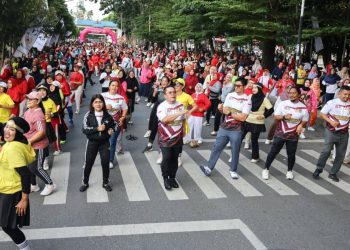 Warga Kota Pematangsiantar saat mengikuti acara CFD bersama Walikota Pematangsiantar Wesly Silalahi. ( Diskominfo Pematangsiantar )