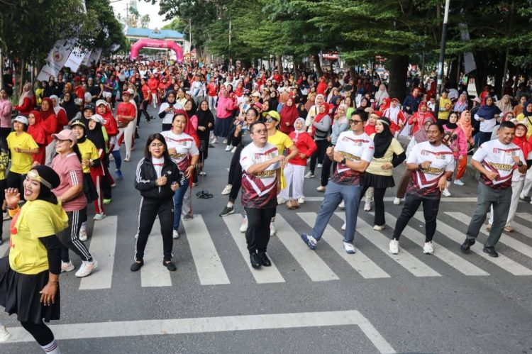 Warga Kota Pematangsiantar saat mengikuti acara CFD bersama Walikota Pematangsiantar Wesly Silalahi. ( Diskominfo Pematangsiantar )