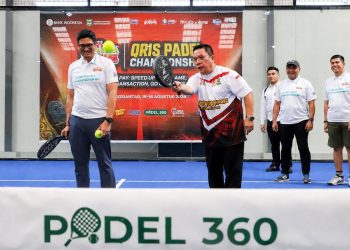 Wali Kota Wesly Servis Bola Perdana, QRIS Padel Championship 2026 bersama Kpw BI Pematangsiantar Ahmadi ( Diskominfo Pematangsiantar)