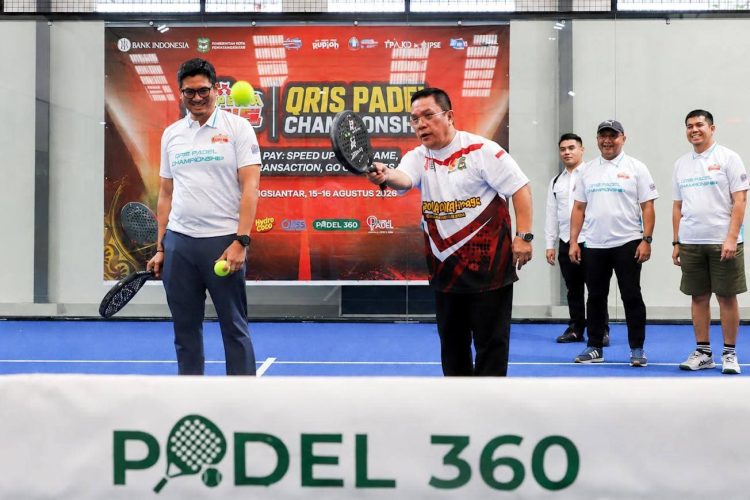 Wali Kota Wesly Servis Bola Perdana, QRIS Padel Championship 2026 bersama Kpw BI Pematangsiantar Ahmadi ( Diskominfo Pematangsiantar)