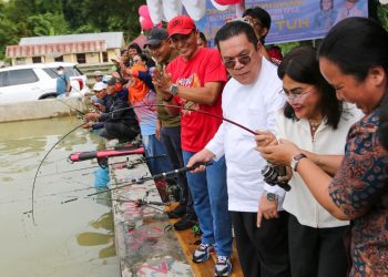 Walikota Pematangsiantar Wesly Silalahi saat mancing acara HUT RI-81 ( Diskominfo Pematangsiantar)