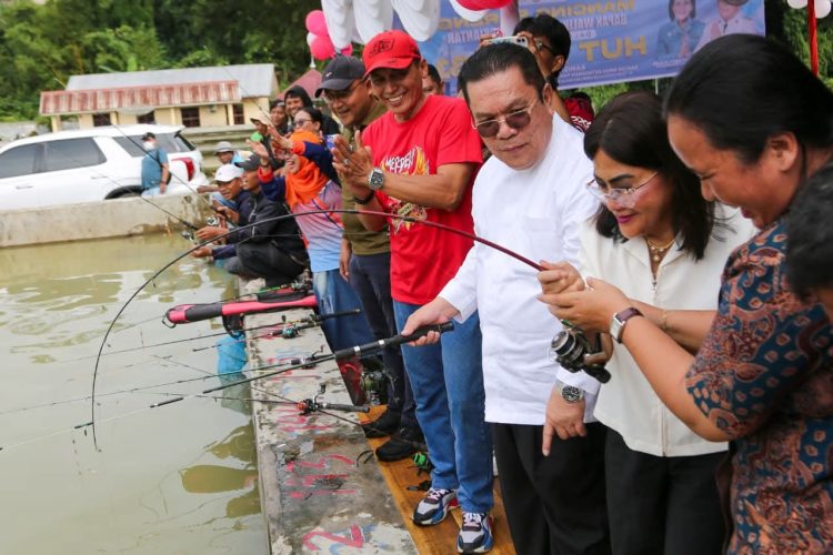 Walikota Pematangsiantar Wesly Silalahi saat mancing acara HUT RI-81 ( Diskominfo Pematangsiantar)