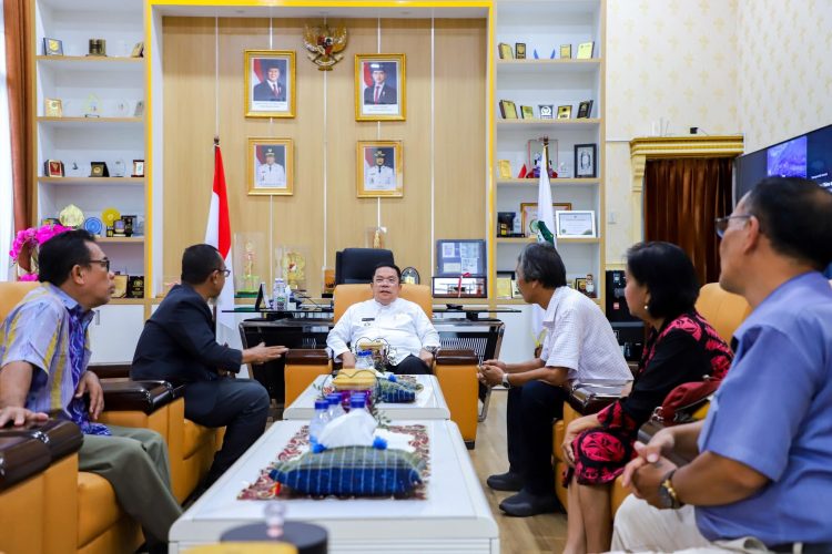 Wali Kota Pematangsiantar Wesly Silalahi saat menerima kedatangan panitia Sudirman Cup dan Pesta Olob-Olob ( Diskominfo Pematangsiantar)