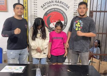 Mimbakni dan Lira Sakila beberapa waktu lalu saat diamankan Polisi ( Humas Polres Simalungun )
