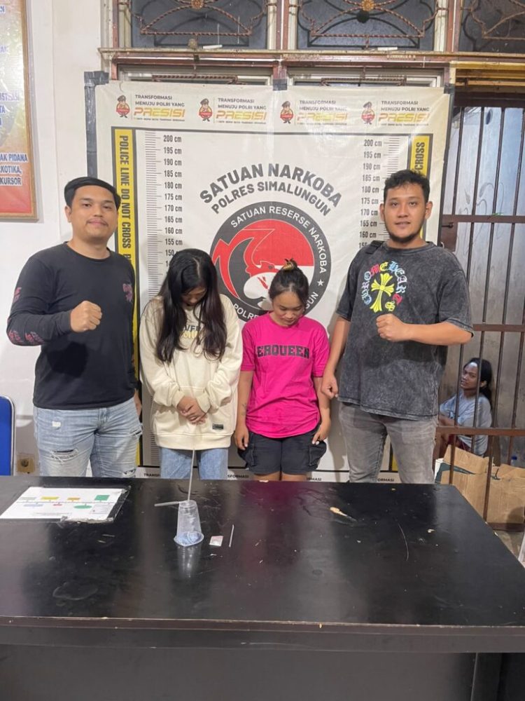 Mimbakni dan Lira Sakila beberapa waktu lalu saat diamankan Polisi ( Humas Polres Simalungun )