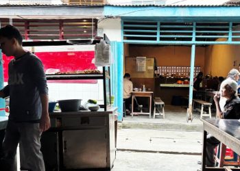 Keterangan gambar: Suasana warung jongkok milik Pak Zulkarnaen.