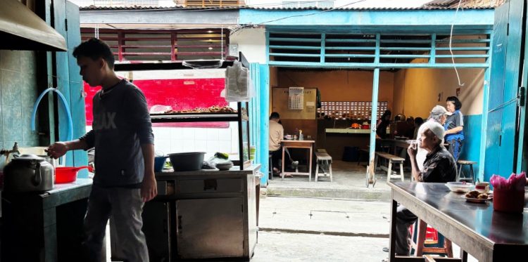 Keterangan gambar: Suasana warung jongkok milik Pak Zulkarnaen.