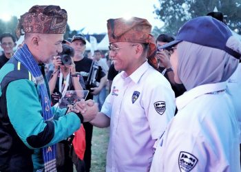 Bupati Simalungun Anton Achmad Saragih memberikan ucapan selamat kepada Musa Rajekshah.