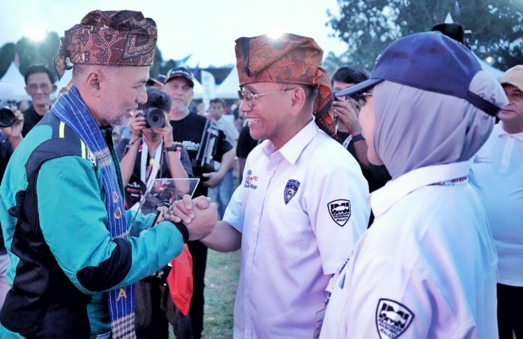Bupati Simalungun Anton Achmad Saragih memberikan ucapan selamat kepada Musa Rajekshah.