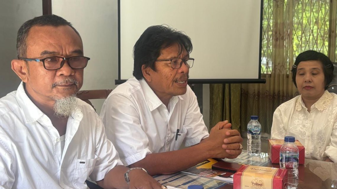 Ketua panitia Pemilihan Rektor USI Marulam MT Simarmata saat berada diruangan.