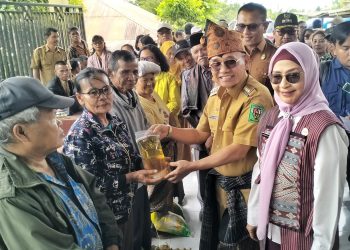 Bupati Simalungun Anton Achmad Saragih saat bersama warga kegiatan pasar murah.