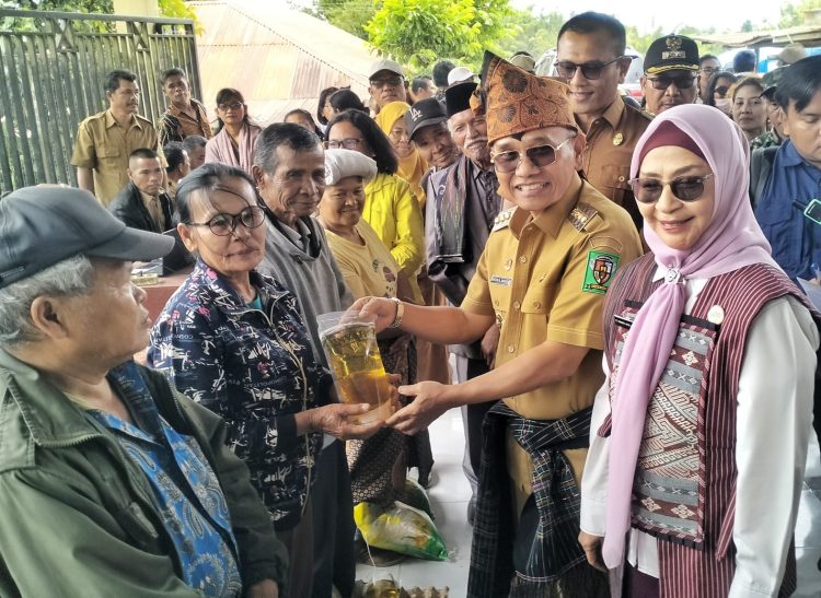Bupati Simalungun Anton Achmad Saragih saat bersama warga kegiatan pasar murah.