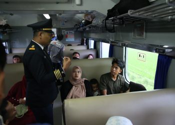 Petugas PT KAI saat menyampaikan arahan kepada para penumpang yang ada didalam Kereta Api.