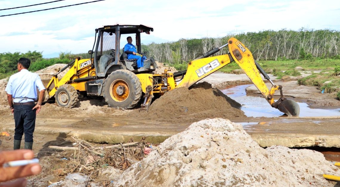 Alat berat saat melakukan pengerukan dilokasi sungai pondok pelita, Serbelawan.