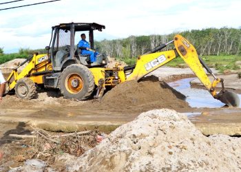 Alat berat saat melakukan pengerukan dilokasi sungai pondok pelita, Serbelawan.