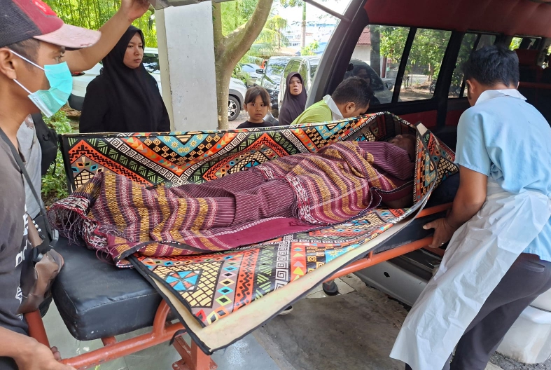 Jenazah remaja 17 tahun yang meninggal karena mengegrek sawit saat berada di RSUD Djasamen Saragih. ( Humas Polres Simalungun)