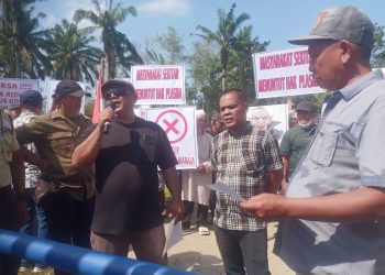 Warga Kecamatan Gunung Malela saat melakukan aksi demo di PT. SIPEF ( Istimewa )