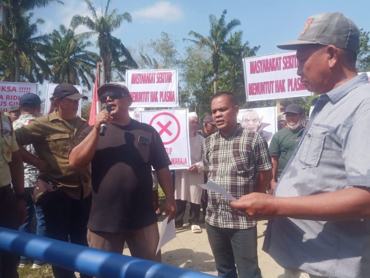 Warga Kecamatan Gunung Malela saat melakukan aksi demo di PT. SIPEF ( Istimewa )