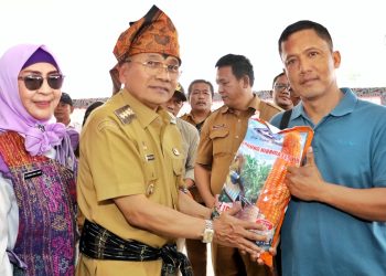 Bupati Simalungun Anton Achmad Saragih saat bersama warga saat kunjungan. ( Diskominfo)