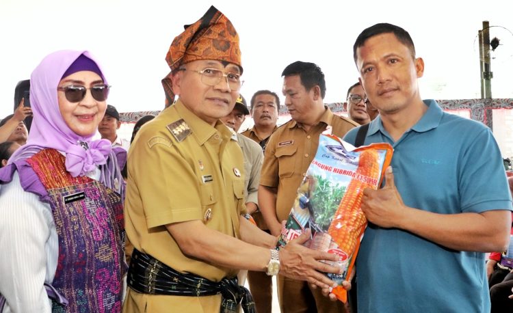 Bupati Simalungun Anton Achmad Saragih saat bersama warga saat kunjungan. ( Diskominfo)