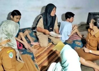 Pihak Pemkab Simalungun saat mengunjungi rumah penderita DMD ,( Diskominfo)