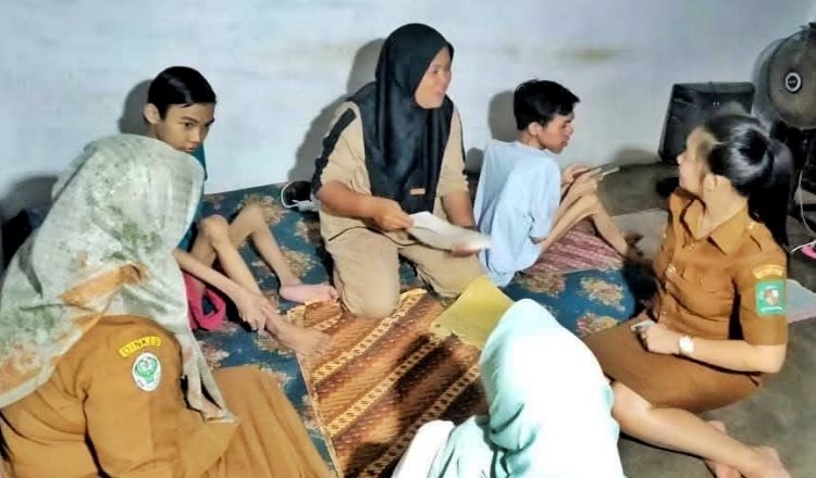 Pihak Pemkab Simalungun saat mengunjungi rumah penderita DMD ,( Diskominfo)