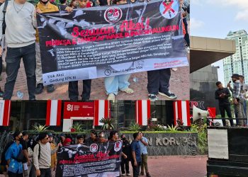 Masa GPAK saat melakukan aksi demo di depan kantor KPK RI desak periksa Benny Gusman Sinaga Wakil Bupati Simalungun ( Istimewa)