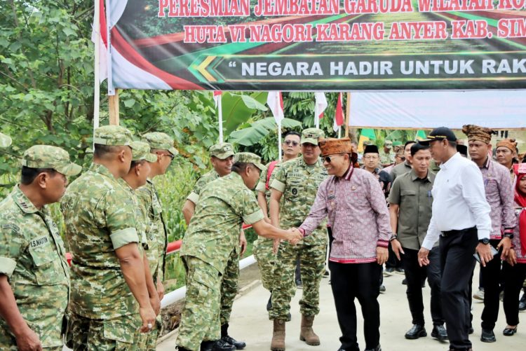 Bupati Simalungun Anton Achmad Saragih saat hadiri peresmian Jembatan Garuda ( Diskominfo Simalungun)