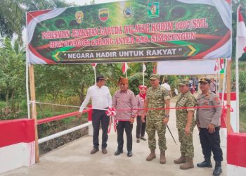 Saat acara peresmian Jembatan Garuda, Bupati Simalungun Anton Achmad Saragih dan Kapolsek Gunung Malela Hengky B. Siahaan ( Humas Polres Simalungun)