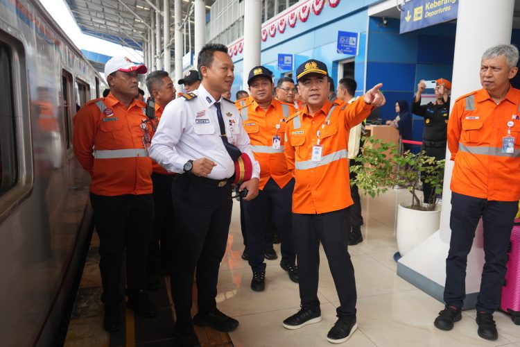 Direktur Operasi, Prasarana, dan Keselamatan Area 2 KAI, Dadan Rudiansyah, turun langsung melakukan inspeksi kesiapan operasional, sarana, prasarana hingga aspek keselamatan di lintas Medan–Siantar.