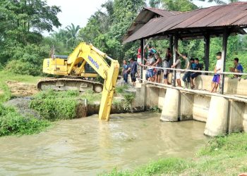 Alat berat saat membersihkan dekat pintu air Bahbolon yang akan dibuka kembali. ( Diskominfo Simalungun)
