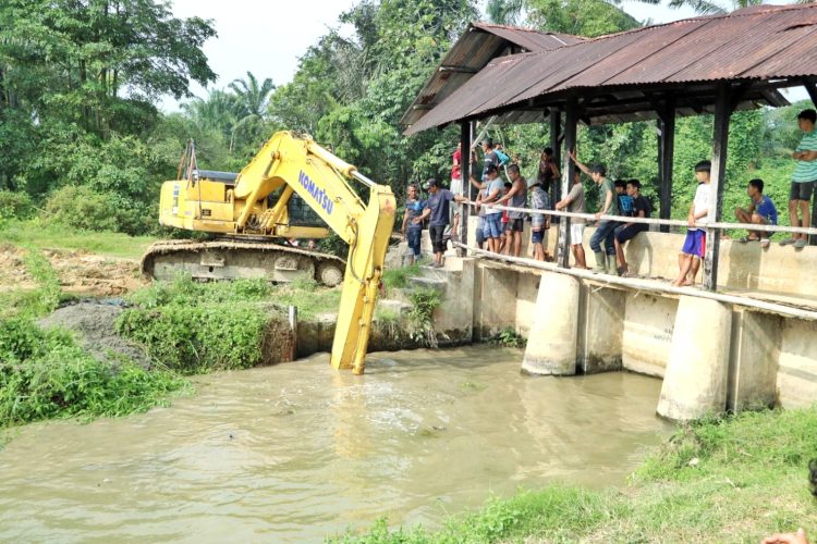 Alat berat saat membersihkan dekat pintu air Bahbolon yang akan dibuka kembali. ( Diskominfo Simalungun)
