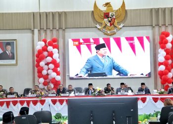 Bupati Simalungun Anton Achmad Saragih saat mendengarkan pidato Presiden Prabowo Subianto.