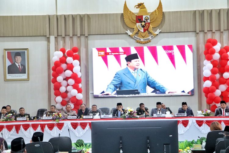 Bupati Simalungun Anton Achmad Saragih saat mendengarkan pidato Presiden Prabowo Subianto.