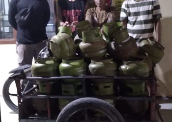 Kedua pelaku pencurian tabung gas dan barang bukti yang diamankan Polisi. ( Humas Polres Simalungun )