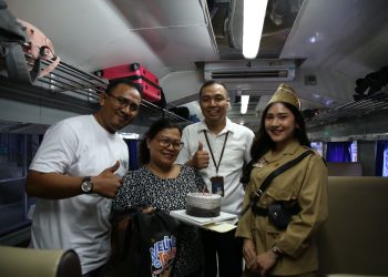 Petugas PT KAI Divre I Sumut saat memberikan kue ulang tahun kepada penumpang yang berulang tahun tepat di Hari Kemerdekaan Indonesia.