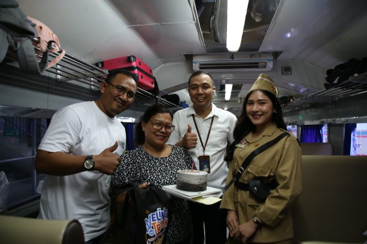 Petugas PT KAI Divre I Sumut saat memberikan kue ulang tahun kepada penumpang yang berulang tahun tepat di Hari Kemerdekaan Indonesia.