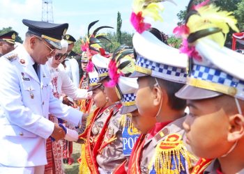 Bupati Simalungun Anton Achmad Saragih saat bersalaman dengan  anak-anak Marching band.