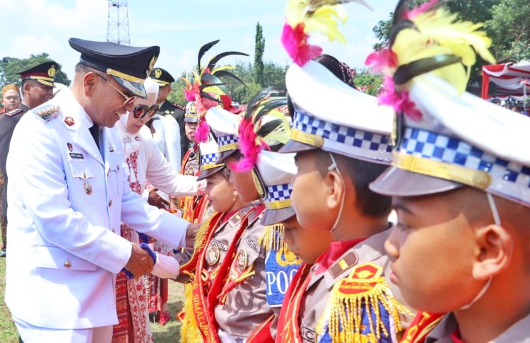 Bupati Simalungun Anton Achmad Saragih saat bersalaman dengan anak-anak Marching band.