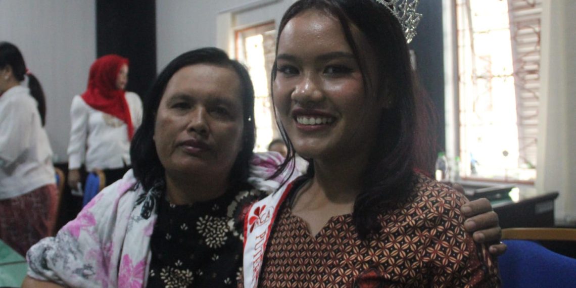 Tamara Sipayung yang siap berlaga di Putri Remaja Indonesia 2026 bersama ibunya Boru Sinaga ( Ist )