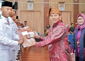 Bupati Simalungun Anton Achmad Saragih saat memberikan penghargaan kepada Paskibraka ( Diskominfo Simalungun)