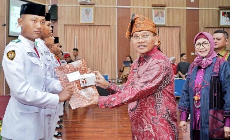 Bupati Simalungun Anton Achmad Saragih saat memberikan penghargaan kepada Paskibraka ( Diskominfo Simalungun)