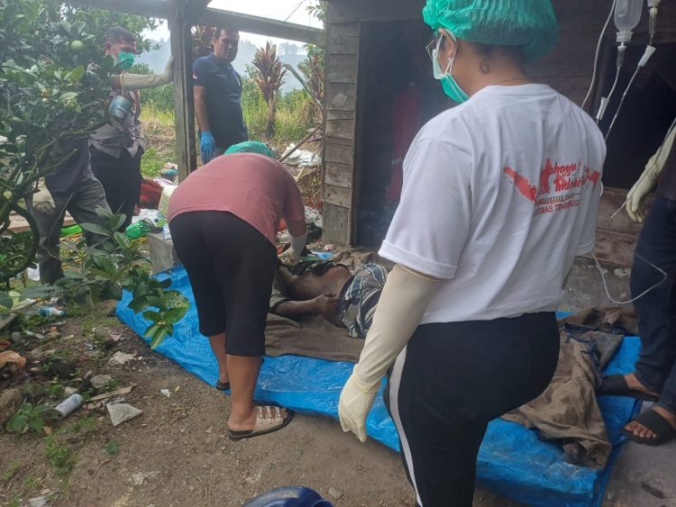 Mayat yang ditemukan digubuk ladang jeruk saat diperiksa oleh petugas ( Humas Polres Simalungun)