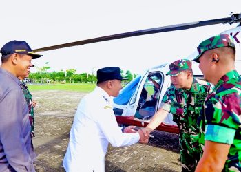 Wakil Bupati Simalungun Benny Gusman Sinaga saat menyambut kedatangan Pangdam I/Bukit Barisan Mayjen TNI Hendy Antariksa ( Diskominfo Simalungun)