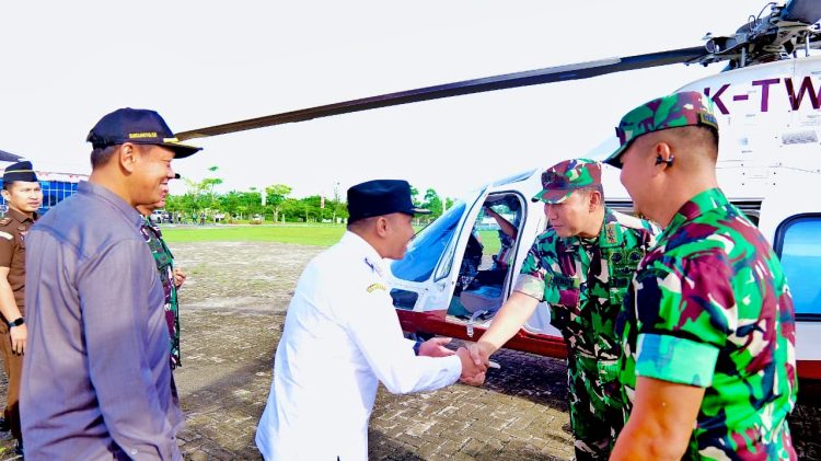 Wakil Bupati Simalungun Benny Gusman Sinaga saat menyambut kedatangan Pangdam I/Bukit Barisan Mayjen TNI Hendy Antariksa ( Diskominfo Simalungun)