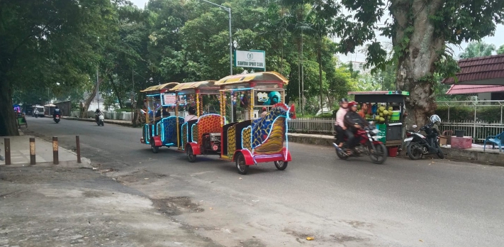 Odong-odong saat melintas dijalan Wr Supratman Kota Pematangsiantar ( Herry Sinaga)