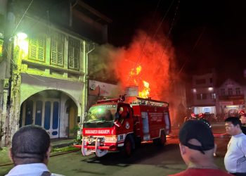 Petugas Pemadam Kebakaran masih melakukan pemadaman dilokasi ( Herry Sinaga)